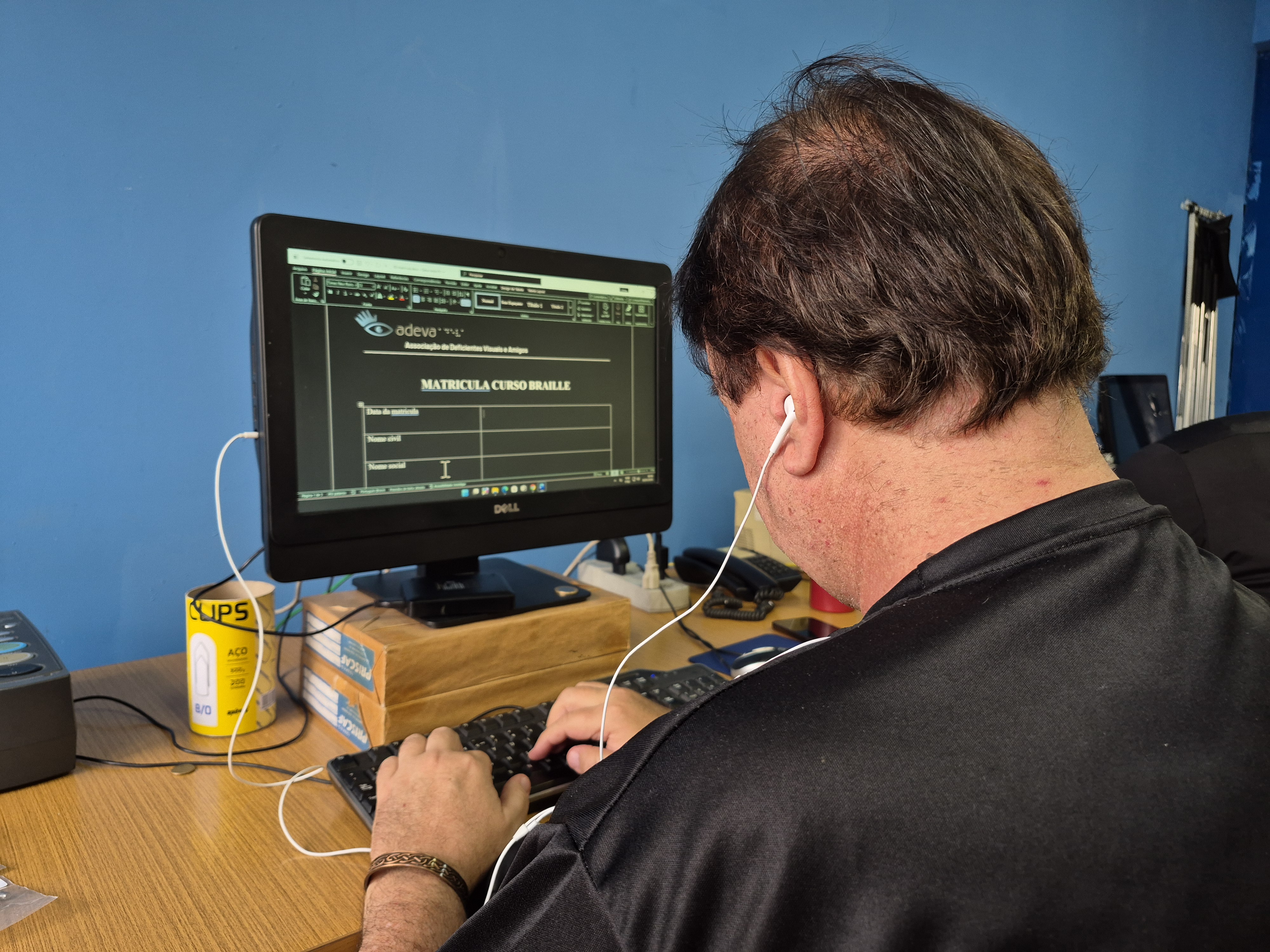 Pessoa com deficiência visual navegando na internet em um computador
