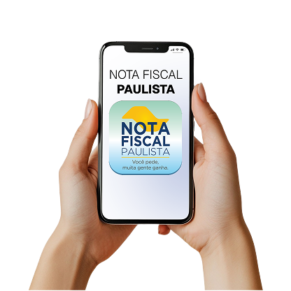 Mãos segurando um smartphone que exibe o logotipo do programa Nota Fiscal Paulista.